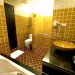 poolview-deluxe-building-bathroom-01 poolview-deluxe-building-bathroom-01