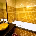 poolview-deluxe-building-bathroom-02 poolview-deluxe-building-bathroom-02