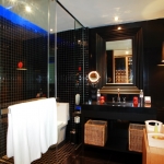 redeluxe-jacuzzi-bathroom